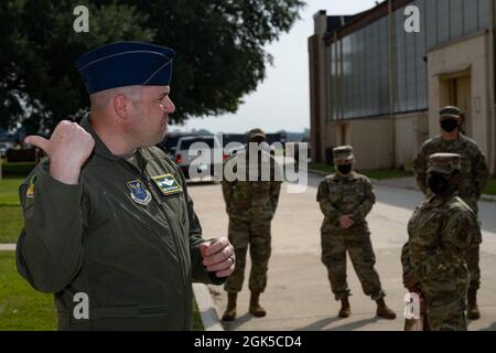 Il Colon Mark Dmytryszyn, secondo comandante dell'ala della bomba, dà le sue osservazioni durante la cerimonia di riapertura del taglio del nastro per l'edificio dell'attrezzatura di volo dell'equipaggio di volo alla base dell'aeronautica di Barksdale, Louisiana, 6 agosto 2021. Gli airman all'interno dell'equipaggio di volo preparano paracadute, scivoli, caschi, kit di sopravvivenza e armi per l'equipaggio di B-52H Stratofortress. Foto Stock