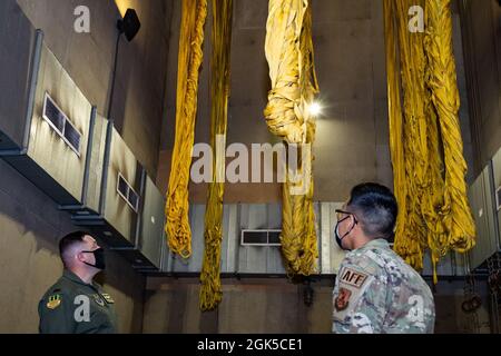 Il Colon Mark Dmytryszyn, comandante della seconda Bomb Wing, visita la riaperta costruzione dell'equipaggiamento di volo dell'equipaggio dopo la cerimonia di taglio del nastro alla base dell'aeronautica militare di Barksdale, Louisiana, 6 agosto 2021. Durante il tour, Dmytryszyn ha visto l'attrezzatura dell'equipaggio di volo costruzione di attrezzature e come sono gestite le operazioni. Foto Stock