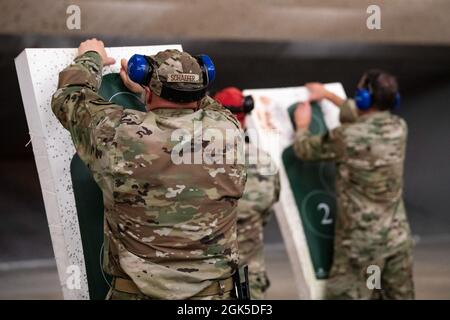 Direttore generale Sgt. Thomas Schaefer, ottavo capo di comando del FW, a sinistra, e il Colon. John Gallemore, ottavo comandante dell'ala dei combattenti, hanno stabilito i loro obiettivi durante un addestramento di armi da combattimento e un'immersione di manutenzione al complesso della gamma delle armi piccole sulla base aerea di Osan, Repubblica di Corea, 8 agosto 2021. L'immersione ha familiarizzato la leadership di base con la missione CATM di Kunsan. Foto Stock