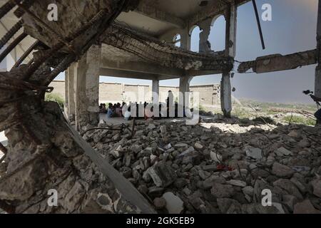 Taiz Yemen - 07 Ott 2020 : i bambini yemeniti studiano all'interno di una scuola distrutta dalla guerra a Taiz City, Yemen Foto Stock