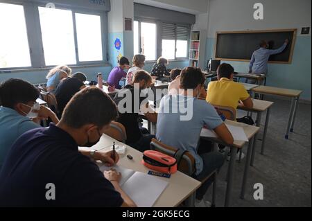 Roma, Italia. 13 settembre 2021. Gli studenti frequentano una classe in una scuola superiore a Roma, 13 settembre 2021. Lunedì gli studenti in Italia hanno iniziato a tornare nelle scuole. Gli insegnanti e il personale delle scuole e delle università italiane sono obbligati ad avere il Green Pass COVID-19. Credit: Alberto Lingria/Xinhua/Alamy Live News Foto Stock