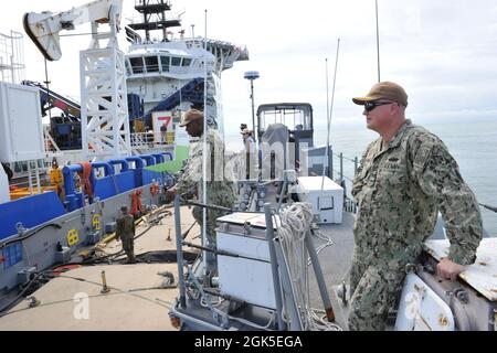 Comandante, VENTIDUESIMO reggimento della costruzione navale (22 NCR), capitano Kemit Spears (a destra) e comandante del comando 22 NCR, CMDCM Joseph Johnson sovrintavista al trasferimento di combustibile alla rinfusa dalla nave alla riva utilizzando le camere d'aria a combustibile sulla Landing Craft Unit (LCU) 1662. 22 NCR ha fornito comando e controllo e direzione di Marines da 8th Engineering Support Battaglione (8th ESB), LCU 1662, Naval Cargo Handling Battaglione (NCHB) 1 e l'equipaggio della MV Connor Bordelon durante l'esecuzione di successo delle operazioni di combustibile durante l'esercizio su larga scala (LSE) 2021. LSE 2021 è stato progettato per perfezionare il modo in cui la Marina An Foto Stock