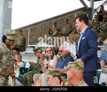 Devin Ruic riceve i fiori dal 728o combattimento supporto battaglione durante il cambio di comando cerimonia 7 agosto 2021 a Fort Indiantown Gap, Pa. Devin Ruic è il marito del Lt. Col. Nicholle C. Gousie, che ha servito come comandante del 728o CSSB. Foto Stock