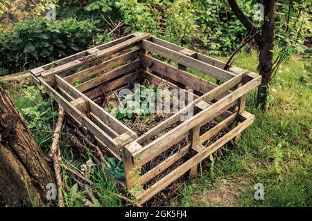 Contenitore per compost pallet. Composter fatto og pallet in giardino Foto Stock