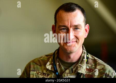 Christopher Hickman, ottavo direttore delle operazioni di manutenzione degli aeromobili Squadron, si rompe un sorriso mentre valuta le truppe di armi durante il 2° trimestre 2021 armi Load Crew e dedicato Crew Chief Competition alla Kunsan Air base, Repubblica di Corea, 7 agosto 2021. La leadership combinata dell'ottavo Gruppo di manutenzione ha valutato gli Airmen addetti alla manutenzione in merito a velocità, competenza e conoscenza. Foto Stock