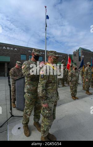 Briga. Il Gen. Charles “Lee” Knowles, comandante della Guardia Nazionale dell'esercito dell'Alaska, presenta il col. Matthew Schell, comandante uscente del 297° Gruppo di supporto Regionale, Con l'Alaska Legion of Merit che riconosce i suoi risultati mentre si svolgono incarichi concorrenti come comandante della brigata e vice capo dello staff AKARNG a tempo pieno per le operazioni durante una cerimonia di cambio di comando al Lestenkof Plaza su Joint base Elmendorf-Richardson, Alaska, 7 agosto 2021. Foto Stock