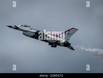 Michelle Curran, Air Force Thunderbirds Lead solo, vola per la folla al 2021 Thunder Over Michigan Air Show, 7 agosto 2021, Willow Run Airport, Michigan. L'Air Show ha anche presentato gli U.S. Navy Blue Angels, il team dimostrativo F-35A Lightning II, E il team dimostrativo A-10. Foto Stock