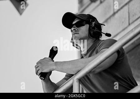 U.S. Air Force Tech. SGT. Alexander Cairy, il 126a istruttore di armi da combattimento Squadron delle forze di sicurezza, osserva la formazione a Camp San Luis Obispo, California, 7 agosto 2021. Lo squadrone della Guardia Nazionale aerea dell'Illinois conduce l'addestramento annuale in differenti posizioni intorno al mondo che sono equipaggiate maneggiano il fuoco pesante della pistola della macchina. Foto Stock