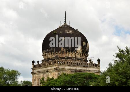 Antica architettura Islamica archi a punta sette tombe cupola e cielo blu Foto Stock