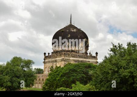 Antica architettura Islamica archi a punta sette tombe cupola e cielo blu Foto Stock