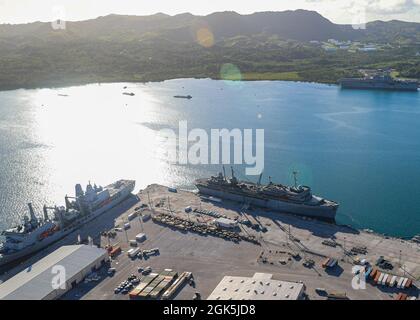 PORTO DI APRA, Guam (ago. 11, 2021) - una vista aerea della base navale degli Stati Uniti Guam mostra diverse navi ormeggiate ad Apra Harbour, comprese le navi del Regno Unito Carrier Strike Group 21, agosto 9. Il dispiegamento è il primo del Regno Unito da un gruppo di sciopero di carrier nell'Indo-Pacifico per quasi 25 anni e segna un successo storico nella partnership bilaterale tra gli Stati Uniti e il Regno Unito il cacciatorpediniere missilistico guidato di classe Arleigh Burke, USS i Sullivans (DDG-68) è schierato con il gruppo di sciopero, Come lo sono F-35B Lightning II Joint Strike Fighters of Marine Fighter Attack Squadron 211, HMS Queen Elizabe Foto Stock