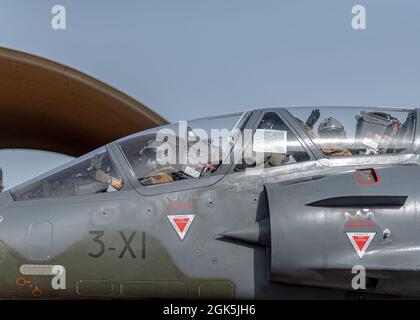 Un Mirage francese 2000-D si muove verso un punto di decollo prima di una missione di combattimento a Niamey, Niger, l'8 agosto 2021. L'Aeronautica militare francese è stata un partner di coalizione con gli Stati Uniti durante le operazioni in Africa ed effettua le missioni di supporto aereo a terra per le forze di terra amichevoli. Foto Stock