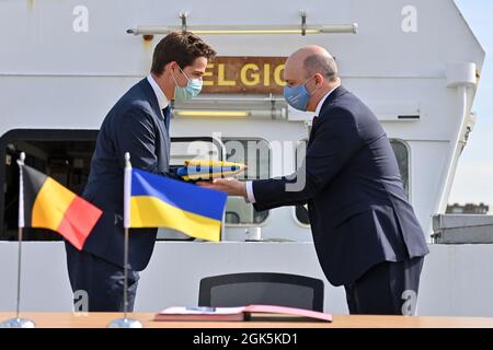 Segretario di Stato per la politica scientifica Thomas Dermine e Roman Abramovsky raffigurati durante la firma dell'accordo per il trasferimento del ricercatore Foto Stock