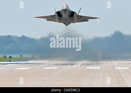I membri del team dimostrativo F-35 dell'aeronautica degli Stati Uniti partono dalla base della guardia nazionale dell'aria di Selfridge, Michigan, 9 agosto 2021 per supportare il Thunder Over Michigan Air Show all'aeroporto Willow Run di Ypsilanti, Michigan. Il team dimostrativo F-35, basato sulla base dell'aeronautica militare Hill Air Force base, Utah, si esibisce in spettacoli aerei ed eventi speciali in tutti gli Stati Uniti. Foto Stock