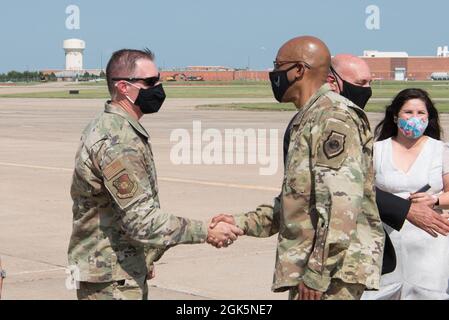 G. Hall Sebren Jr., 72nd Air base Wing Commander, left, greets Air Force Chief of staff Gen. CQ Brown, Jr. Al suo arrivo alla base dell'aeronautica di Tinker, Oklahoma, 9 agosto 2021. Questa è stata la prima visita di Brown a Tinker come capo dello staff. Foto Stock