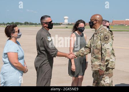 Keven Coyle, 552nd Air Control Wing Commander, al centro a sinistra, e sua moglie la signora Connie Coyle, a sinistra, saluta Air Force Chief of staff Gen. CQ Brown, Jr., a destra, al suo arrivo alla base aerea di Tinker, Oklahoma, 9 agosto 2021. Questa è stata la prima visita di Brown a Tinker come capo dello staff. Foto Stock