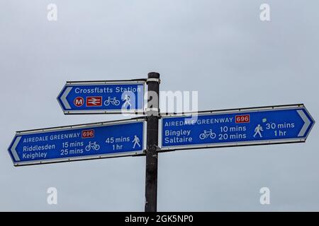 Un cartello sul Leeds Liverpool Canal tra East Riddlesden e Bingley nel West Yorkshire. Il cartello si trova sulla Airedale Greenway 696. Foto Stock