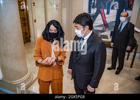 Karen Durham-Aguilera (a sinistra), direttore esecutivo, i cimiteri militari nazionali dell'esercito presenta un regalo al ministro di Stato della Difesa del Giappone Nakayama Yasuhide (a destra) per la sua visita al cimitero nazionale di Arlington, Arlington, Virginia, 10 agosto 2021. Foto Stock