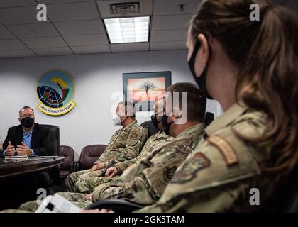 Il Dr. Albert Lowas, capo scienziato del comando di mobilità aerea, parla con Airmen assegnati al 305th Maintenance Group alla Joint base McGuire-Dix-Lakehurst, N.J., 10 agosto 2021. Lowas ha visitato la Joint base MDL per incontrare la 305a leadership MXG e discutere le attuali innovazioni che stanno avvenendo all'interno dell'unità. Foto Stock