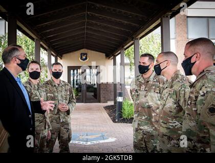 Gli airmen assegnati al 305th Maintenance Group accolgono il Dr. Albert Lowas, capo scienziato del comando di mobilità aerea, alla base congiunta McGuire-Dix-Lakehurst, N.J., 10 agosto 2021. Lowas ha visitato la Joint base MDL per incontrare la 305a leadership MXG e discutere le attuali innovazioni che stanno avvenendo all'interno dell'unità. Foto Stock