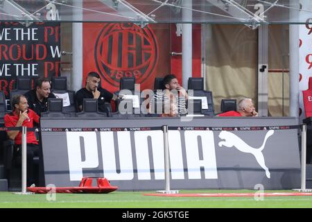 Milano, 12 settembre 2021. Olivier Giroud dell'AC Milan guarda dalla panchina insieme a Rade Krunic durante la serie A a a Giuseppe Meazza, Milano. Il credito d'immagine dovrebbe essere: Jonathan Moscrop / Sportimage Foto Stock