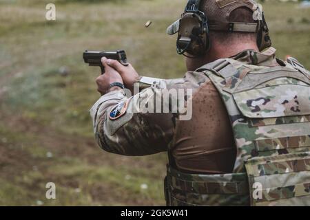 Un cecchino utilizza la sua pistola M17 per fissare obiettivi a distanza ravvicinata durante il concorso 2021 Best Sniper Team Competition presso l'Hohenfels Training Area, Germania, 12 agosto 2021. Il Concorso europeo di squadra di cecchino 2021 è un concorso di abilità organizzato dal 7° Army Training Command, diretto dall'Europa dell'esercito degli Stati Uniti e diretto in Africa, che include 14 alleati e nazioni partner della NATO partecipanti all'Area di addestramento Hohenfels del 7° ATC, 8-14 agosto. Il concorso europeo Best Sniper Team è stato ideato per migliorare la professionalità e migliorare esprit de Corps. Foto Stock