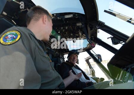 ADM posteriore. Melvin Bouboulis, comandante, 13° distretto, discute l'evoluzione degli strumenti di aviazione con un collega pilota della Guardia Costiera a bordo di un elicottero MH-60 Jayhawk, 10 agosto 2021, alla Air Station Astoria, OR. ADM posteriore. Bouboulis fu ufficialmente riconosciuto come 26° Albatross antico della Guardia Costiera il 22 aprile 2021. Foto Stock