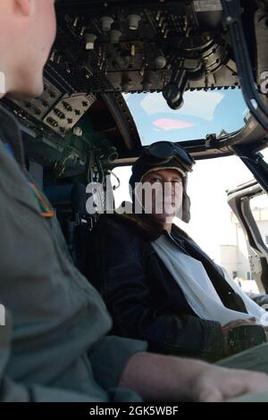 ADM posteriore. Melvin Bouboulis, comandante, 13° distretto, parla con un collega pilota della Guardia Costiera a bordo di un elicottero MH-60 Jayhawk, 10 agosto 2021, presso Air Station Astoria, OR. ADM posteriore. Bouboulis fu ufficialmente riconosciuto come 26° Albatross antico della Guardia Costiera il 22 aprile 2021. Foto Stock