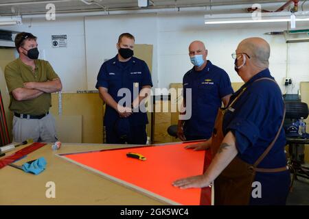 ADM posteriore. Melvin Bouboulis e il Master Chief Shane Carroll incontrano l'Auxiliarist Corey Deck, 10 agosto 2021, presso Aids to Navigation Team Astoria, OR. Auxiliarist Deck è il comandante ausiliario Flotilla 63 e ha offerto volontariamente all'unità, mantenendo le tavole da giorno, per più di nove anni. Foto Stock