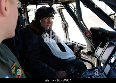 ADM posteriore. Melvin Bouboulis, comandante, 13° distretto, esamina gli strumenti di aviazione con un collega pilota della Guardia Costiera a bordo di un elicottero MH-60 Jayhawk, 10 agosto 2021, presso Air Station Astoria, OR. ADM posteriore. Bouboulis fu ufficialmente riconosciuto come 26° Albatross antico della Guardia Costiera il 22 aprile 2021. Foto Stock