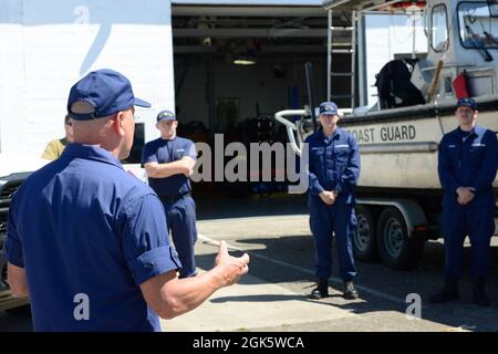 ADM posteriore. Melvin Bouboulis, comandante, 13° distretto, si rivolge all'equipaggio di Aids al Navigation Team Astoria, 10 agosto 2021. ADM posteriore. Bouboulis assunse il comando del 13° Distretto il 1° luglio. Foto Stock