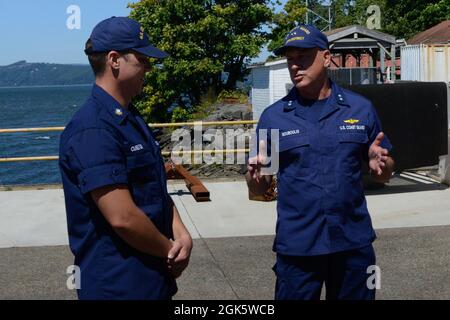 ADM posteriore. Melvin Bouboulis, comandante, 13° distretto, riconosce Petty Officer 2° classe Michael Cureton, un amico elettricista, per il suo eccellente lavoro svolto negli ultimi mesi presso Aids to Navigation Team Astoria. Foto Stock