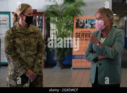 Il congressuale Julia Brownley, un rappresentante per la California, saluta il primo comandante dell'ala femminile per la 146a Ala dell'Airlift, col. Lisa Nemeth, alla stazione della Guardia Nazionale aerea di Channel Islands, Port Hueneme, Calif. Agosto, 10, 2021. Brownley e il suo staff hanno visitato l'installazione per ricevere un tour di un velivolo equipaggiato con il sistema antincendio modulare Airborne (MAFFS) e discutere i futuri progetti di sviluppo dell'installazione. Foto Stock