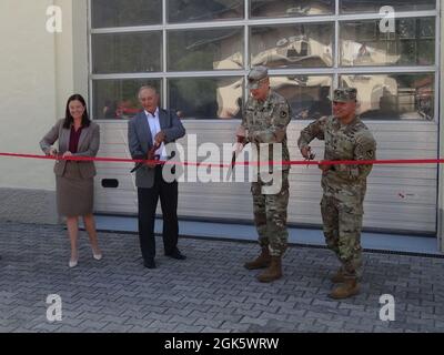 Da sinistra a destra, il Garmisch Garrison Manager Laura Hemming, 405th Army Field Support Brigade Maintenance Manager Juergen Nisi, U.S. Army Garrison Bavaria Commander col. Christopher Danbeck e Command Sgt. Il 10 agosto 2021 il Major Sebastian Camacho tagliò il nastro rosso di fronte alla struttura ristrutturata di Garmisch. Foto Stock