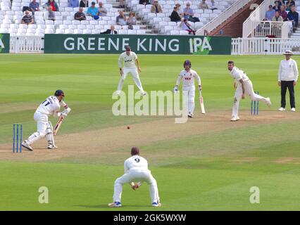 Londra, Regno Unito. 13 settembre 2021. Surrey's Reece Topley bowling a Simon Harmer di Essex come Surrey prendere Essex nel campionato della contea al Kia Oval, giorno due. Credit: David Rowe/Alamy Live News Foto Stock