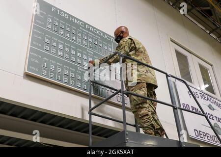 Air Force Chief of staff Gen. CQ Brown, Jr., aggiorna una scheda di obiettivi di produzione appesa nell'area di produzione del motore F135 nell'Oklahoma City Air Logistics Complex presso la base aerea di Tinker, Oklahoma, 10 agosto 2021. Brown fece diverse soste durante la sua prima visita a Tinker come capo dello staff. Foto Stock