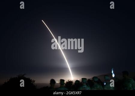 Il lancio di un missile balistico intercontinentale Minuteman III disarmato Air Force Global Strike Command alle ore 12:53 Pacific Time (mercoledì 11 agosto 1992) presso la Vandenberg Space Force base, California, dimostra che la flotta ICBM degli Stati Uniti è rilevante, Essenziale e fondamentale per sfruttare la posizione dominante in un'era di concorrenza strategica. Foto Stock