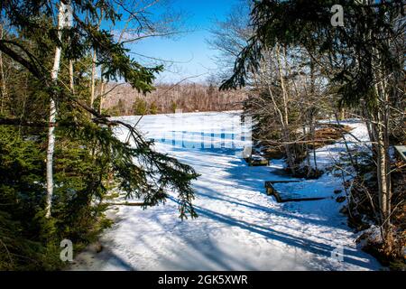 Congelato sul canale di Shubenacadie nel bel mezzo dell'inverno Foto Stock