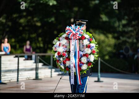 Una sentinella del Reggimento di fanteria degli Stati Uniti 3d (la vecchia Guardia) sostiene una cerimonia pubblica di posa della corona alla tomba del Milite Ignoto al cimitero nazionale di Arlington, Arlington, Virginia, 11 agosto 2021. Foto Stock