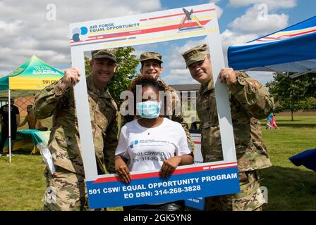 U.S. Air Force Tech. SGT. Princess Okai, 501st Combat Support Wing EQUAL Opportunity director, propone una foto con la 501st CSW Command Leadership alla Royal Air Force Alconbury, Inghilterra, 11 agosto 2021. Air Force EO si impegna a realizzare la propria missione promuovendo un ambiente privo di barriere personali, sociali o istituzionali che potrebbero impedire ai membri dell'Air Force di raggiungere il loro massimo potenziale. Foto Stock