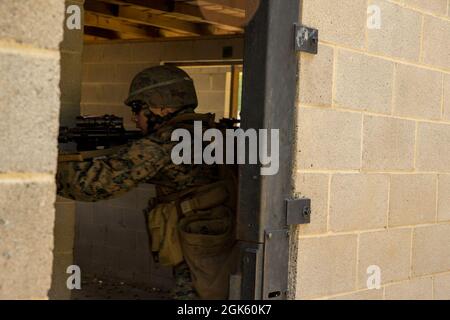 Marines con Alpha Company, Marine Barracks Washington, condurre operazioni militari in formazione di terreno urbano alla base del corpo Marino Quantico, Va., 11 luglio, 2021. I Marines impararono, praticarono e implementarono diverse procedure: Assalire verso un edificio, sgombrare le stanze e le scale, e diverse tecniche sulla navigazione tra i corridoi e i quartieri stretti. Hanno finito l'esercizio con munizioni di simulazione e hanno partecipato a impegni di squadra nozionale contro squadre per simulare meglio un ambiente urbano dal vivo. Foto Stock