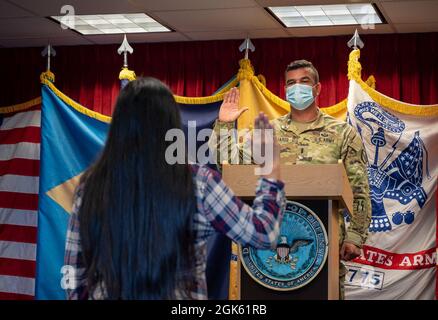 210811-N-WF272-1039 BASE COMUNE MCGUIRE-DIX-LAKEHURST, N.J. (Agosto 11, 2021) l'Esercito degli Stati Uniti i Lt. Juan Fajardo, un nativo di Hamilton, N.J., amministra il giuramento di arruolamento ad un futuro Guardsman nazionale dell'aria del New Jersey alla stazione militare di elaborazione di entrata Fort Dix. I DEPUTATI AL PARLAMENTO EUROPEO processano i candidati al servizio militare, sottoponendoli a una serie di test ed esami per garantire che soddisfino gli standard richiesti per servire nelle forze armate degli Stati Uniti. Foto Stock