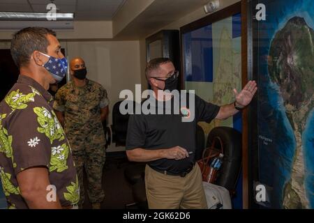 Donald Baldwin, The Marine Corps base (MCB) Camp Blaz Capo di Stato maggiore, destra, briefing Rep. Kai Kahele, Hawaii 2° Distretto Congressionale, durante una visita alla base, 11 agosto 2021. La visita a MCB Camp Blaz ha incluso incontri con la leadership e il personale chiave, e un tour delle strutture e dei cantieri di MCB Camp Blaz. Le visite a MCB Camp Blaz consentono alla comunità locale e ai partner strategici di impegnarsi con la base, rafforzando e rafforzando la loro partnership. Foto Stock