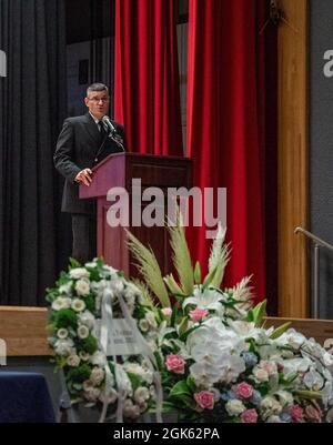 YOKOSUKA, Giappone (agosto 11, 2021) - il Senior Chief Mass Communication Specialist Brock Taylor, consegna la sua euologia durante un servizio commemorativo per la Mass Communication Specialist di seconda classe Adam K. Thomas presso Fleet Activities Yokosuka, agosto 11, 2021. Thomas, ufficiale di Petty, è stato lo specialista degli affari pubblici per CSG-7. È sopravvissuto dalla moglie Kaori Thomas e dai suoi due figli. Foto Stock