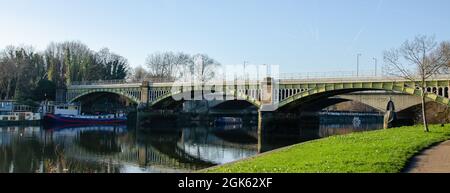 Ponte ferroviario che attraversa il Tamigi a Richmond-upon-Thames, Surrey, Inghilterra Foto Stock