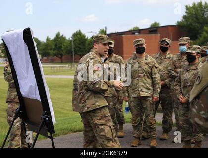 Il 1° Lt. Timothy Braile, dirigente, quartier generale e Headquarters Company, 1° comando di supporto al Teatro, briefing soldati sui fondamenti della marchesmane di base durante le istruzioni preliminari di commercializzazione (PMI) a Fort Knox. Kentucky, 12 agosto 2021. Il PMI è un blocco standard di istruzioni per imparare e rimanere esperti a sparare armi. Le unità dell'esercito devono disporre di un'infrastruttura PMI efficace per i loro soldati, basata su solide strategie di formazione iniziale e di formazione sostenibile. Il PMI regolare manterrà i soldati competenti con le loro armi emesse e pronti a rispondere alle necessità di t Foto Stock