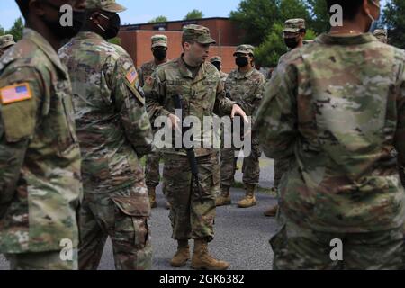 Il Lt. Timothy Braile, funzionario esecutivo, sede centrale e sede centrale della società, 1 ° comando di sostegno del teatro, mostra ai soldati come mantenere un profilo basso mentre conducendo i movimenti nel campo a Fort Knox, Kentucky, agosto 2021. Il PMI è un blocco standard di istruzioni per imparare e rimanere esperti a sparare armi. Le unità dell'esercito devono disporre di un'infrastruttura PMI efficace per i loro soldati, basata su solide strategie di formazione iniziale e di formazione sostenibile. Le PMI regolari manterranno i soldati competenti con le loro armi emesse e pronti a rispondere alle esigenze dell'esercito. Foto Stock