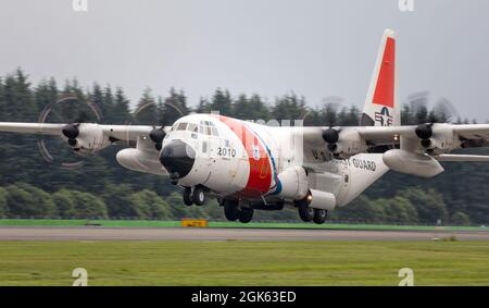 US Coast Guard HC-130J Super Hercules assegnato alla Stazione aerea Kodiak, Alaska, arriva alla base aerea di Yokota, Giappone, 12 agosto 2021, a sostegno dell'operazione North Pacific Guard. L'operazione North Pacific Guard è un'operazione annuale di pesca in alto mare degli Stati Uniti, con applicazione della legge internazionale, progettata per rilevare e scoraggiare la pesca illegale, non dichiarata e non regolamentata (IUU). L'operazione è un'azione di esecuzione congiunta da parte delle nazioni del Nord Pacifico, tra cui Giappone, Cina, Russia, Corea del Sud, Canada e Stati Uniti. Foto Stock