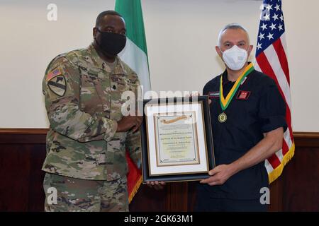 Comando Sgt. Il maggiore Federico Briga, a destra, Comandante Centro operativo dell'Esercito Italiano Carabinieri la Task Force europea del Sud riceve la medaglia dell'Associazione militare Reggimento della polizia per l'amico del Reggimento Premio dal Coll. Dell'Esercito USA Vaughan M. Byrum, Direttore dei servizi di emergenza Garrison dell'Esercito USA Italia, Nell'ambito del Covid-19 Prevention Condition a Caserma Ederle, Vicenza, Italia 12 agosto 2021. Foto Stock