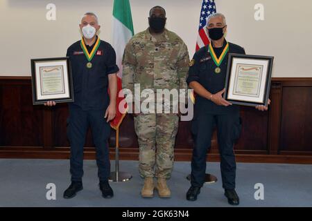 Comando Sgt. Maggiore Federico Bigo, a sinistra, Commander Operations Center dell'Esercito Italiano Carabinieri Task Force Europa Meridionale, U.S. Army Lt. Col. Vaughan M. Byrum, centro, Direttore servizi di emergenza U.S. Army Garrison Italy e Lt. Francesco Provvidenza, a destra, Comandante dell'Esercito Italiano Carabinieri SETAF, Posa per una fotografia durante la cerimonia dell'Associazione militare di reggimento della polizia per l'amico del reggimento Premio, sotto la condizione di prevenzione Covid-19 a Caserma Ederle, Vicenza, Italia 12 agosto 2021. Foto Stock